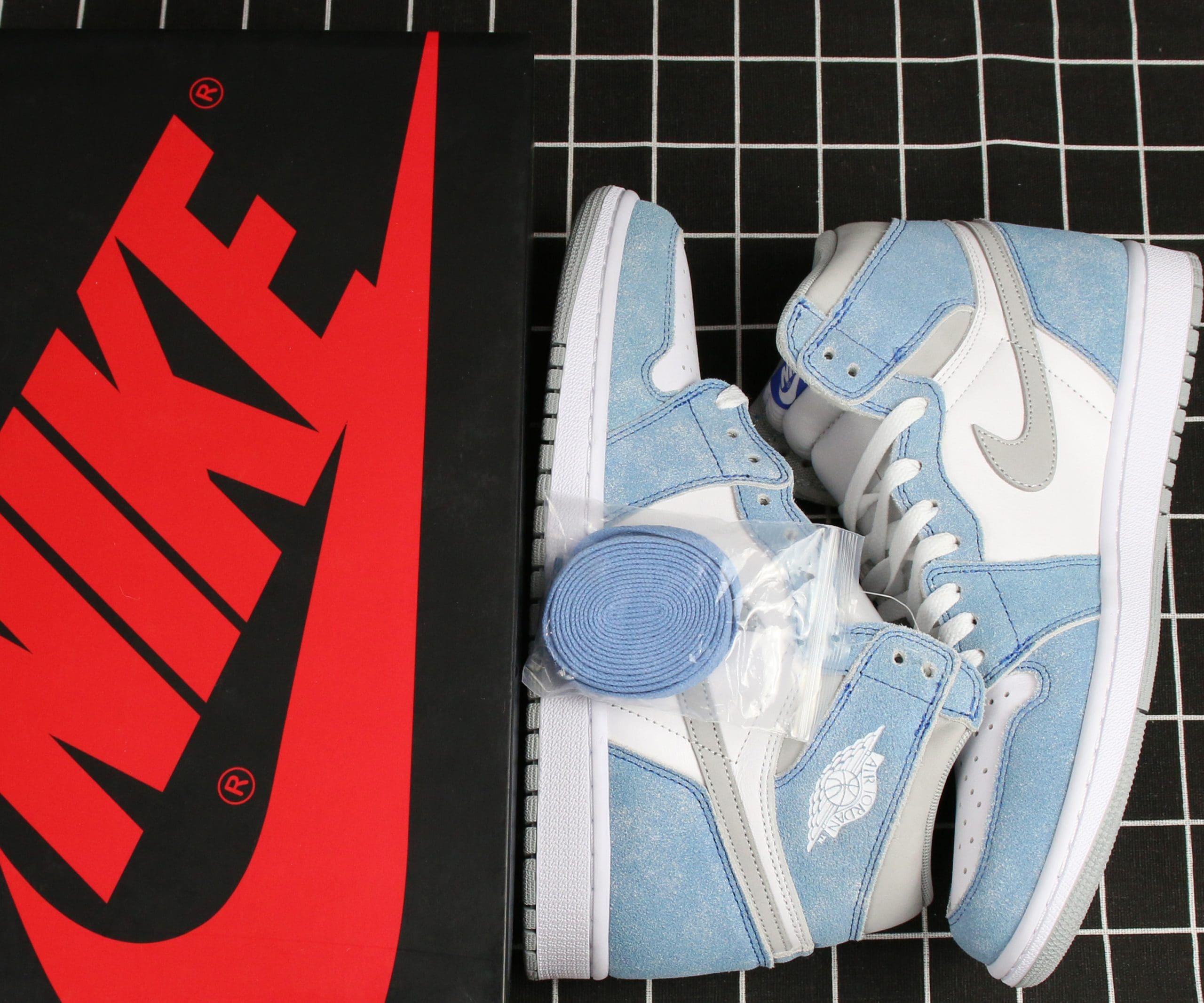 Air Jordan 1 Retro High OG Hyper Royal Replica