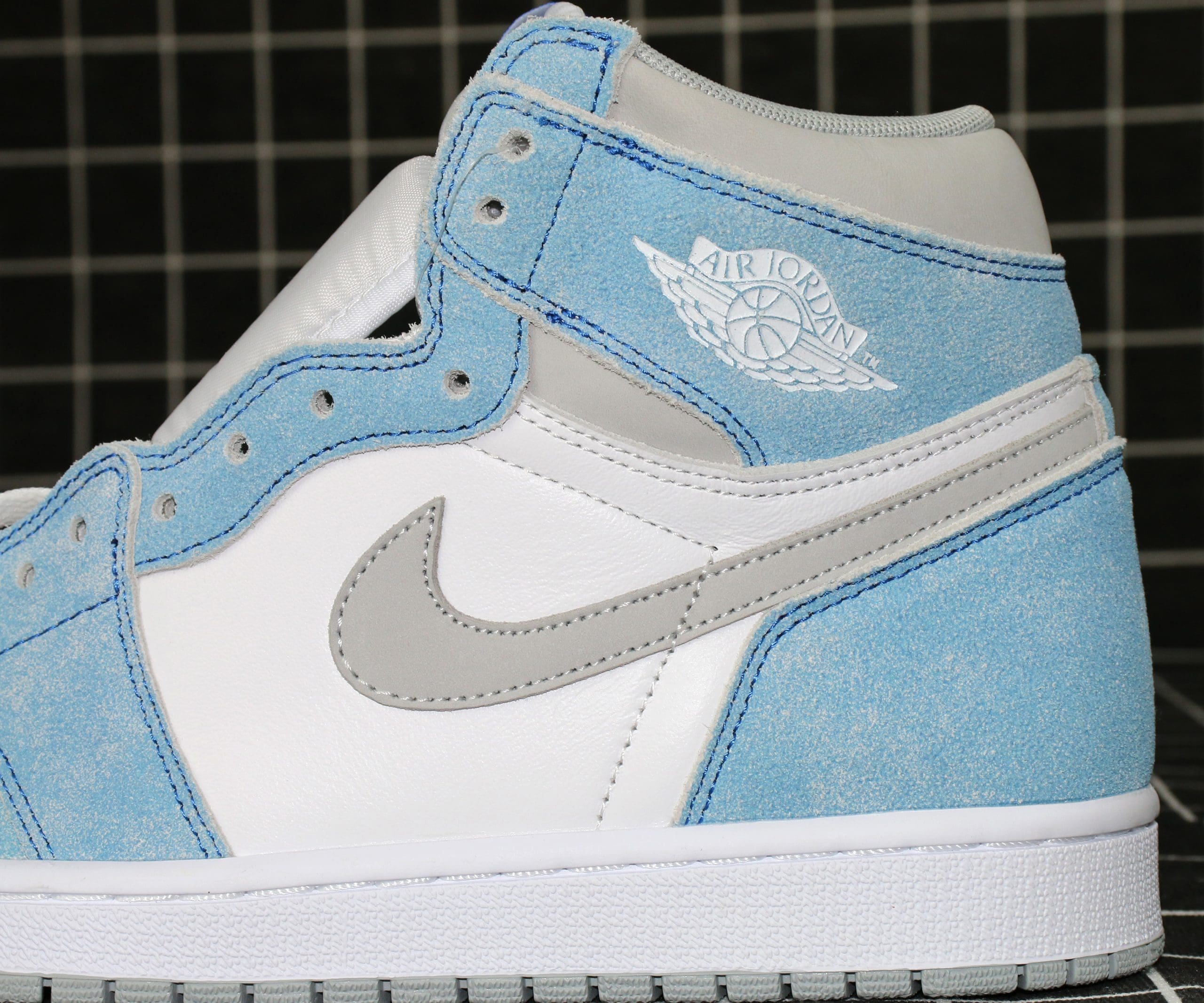 Air Jordan 1 Retro High OG Hyper Royal Replica