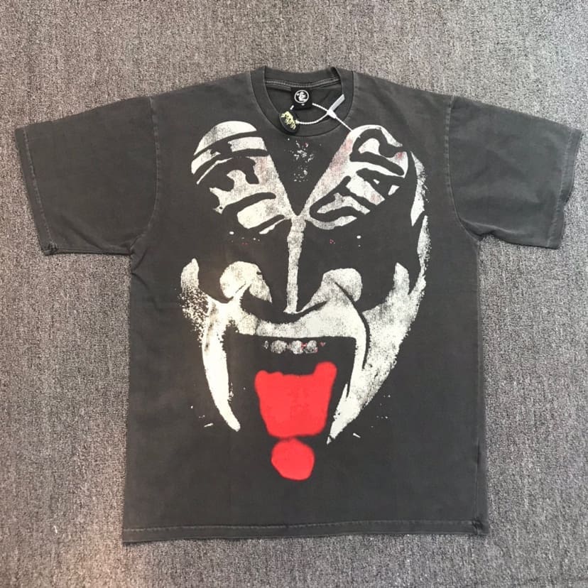 H*lst*r studios kiss me im a H*lst*r tee